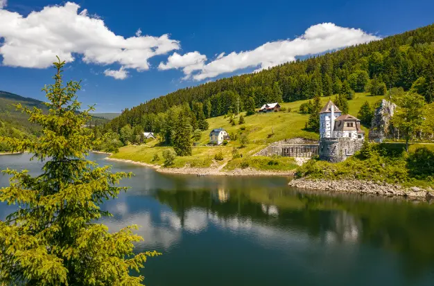 Podél Labské přehrady (700&nbsp;m n.&nbsp;m.)
