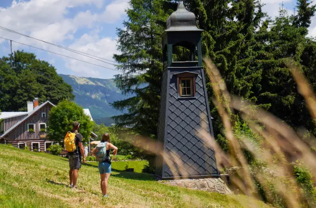Vpravo zvonička a&nbsp;Krakonošova strouha